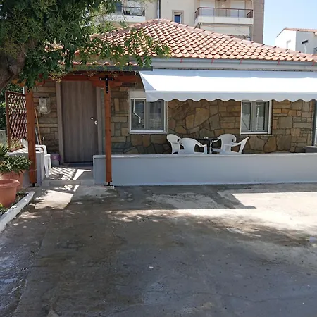 Spiti Mayridou * Σκάλα Νέων Επιβατών